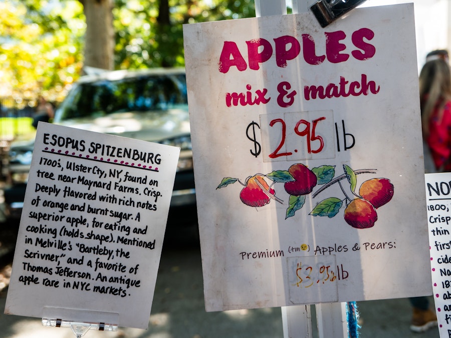 Photo: A sign with apples and a price at a farmers market