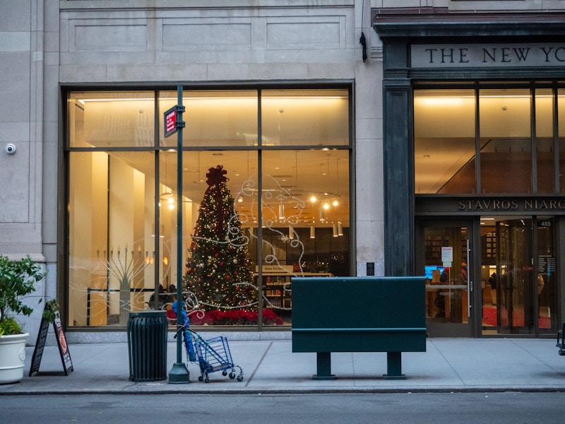 Photo: Library building in a city with a Christmas tree